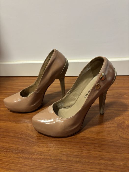 Botas e sandálias luxo várias