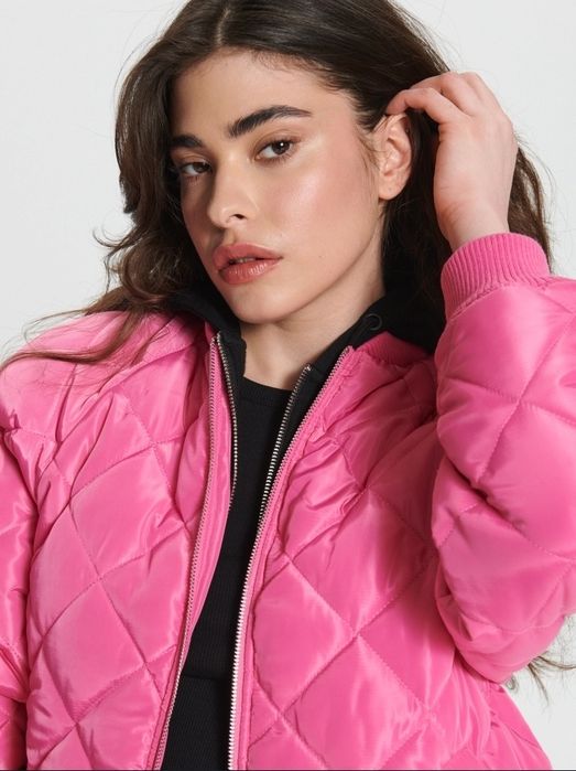 Розова демісезонна куртка жіноча