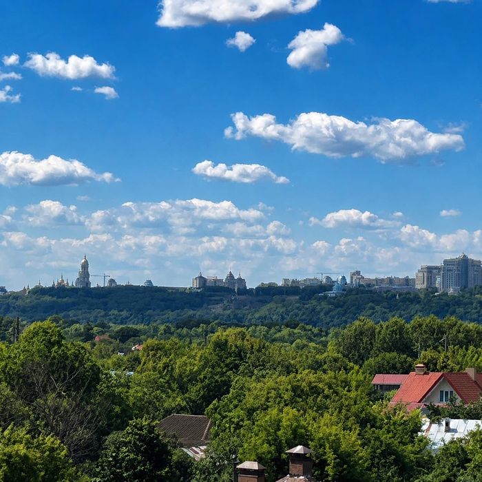 Продаж автономної будівлі 1500 м² на березі озера