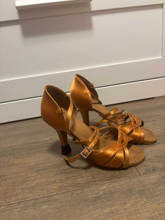 Buty do bachata lub salsa albo buty taneczne