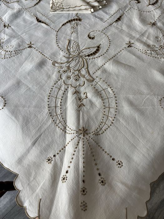 Toalha de mesa em linho bordada à mão com guardanapos