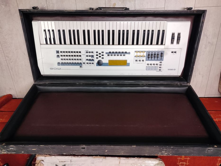 Yamaha MO6 i futerał drwniany