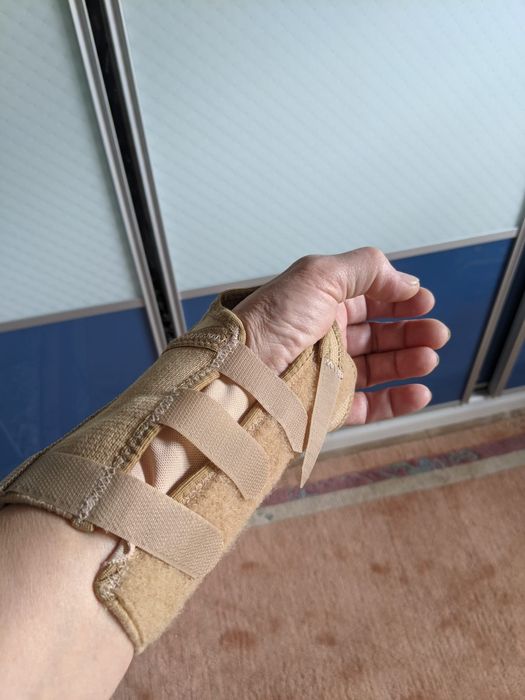 oferta do 2.01   Bandaż usztywniajacy na lewą rękę .terapia.