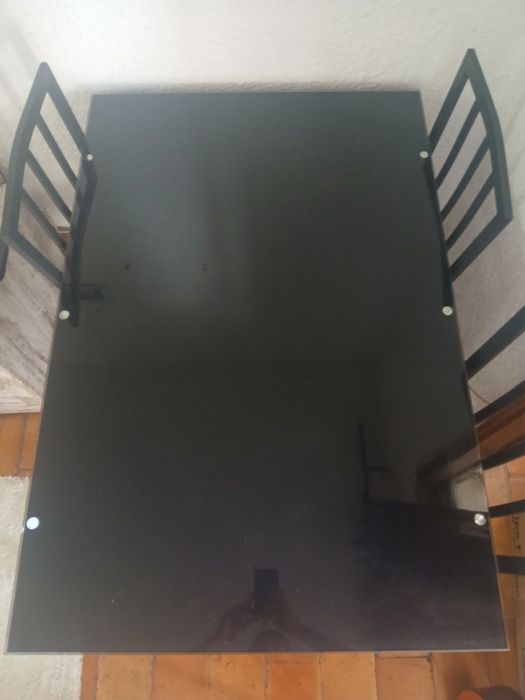 Mesa de com tampo em vidro e 4 cadeiras