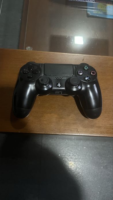 PS4 em ótimo estado + comando
