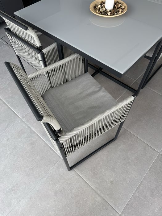 Conjunto de Mesa Quadrado e 4 Cadeiras de jardim e jantar ao ar livre.