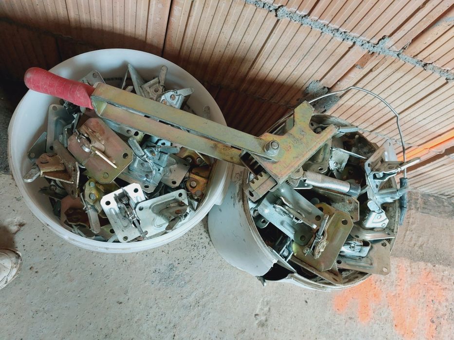 Żabki szalunkowe + klucz