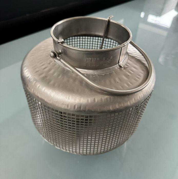 Peca de arte decorativa em metal que funciona como queima velas!