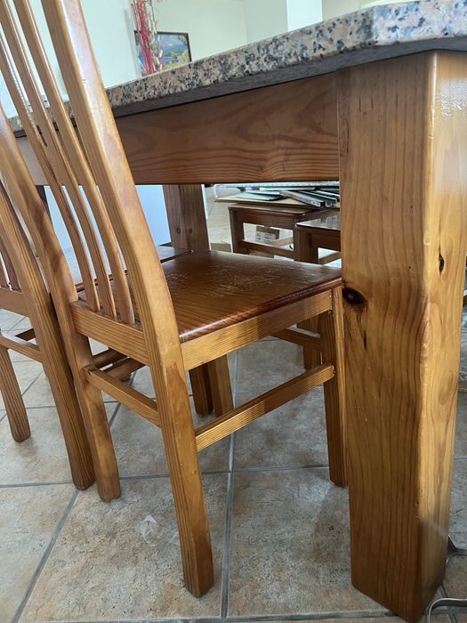 Mesa de jantar em madeira com tampo em granito OFERTA 4 cadeiras