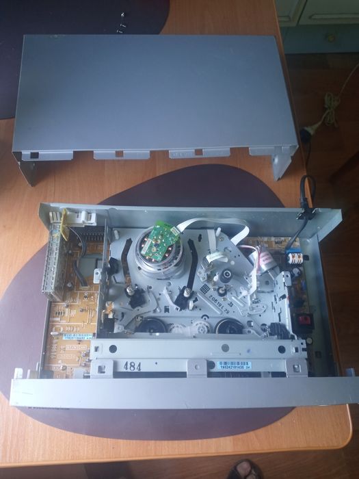 Відеомагнітофон  Schneider SVC618 (Hi-FI  Stereo.)