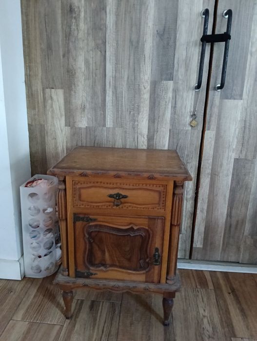 Mesa de cabeceira de madeira.