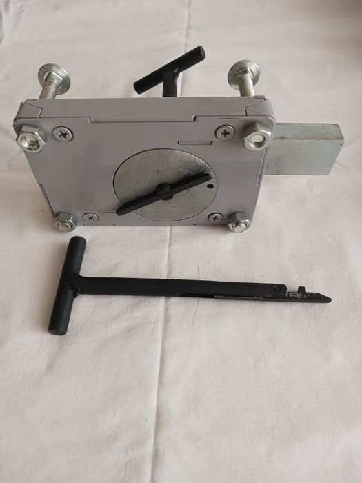 Замок гаражний  накладний універсальний