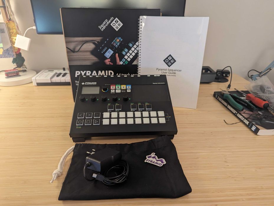 Sequenciador MIDI Squarp Pyramid Mk3, com stand, caixa e manual