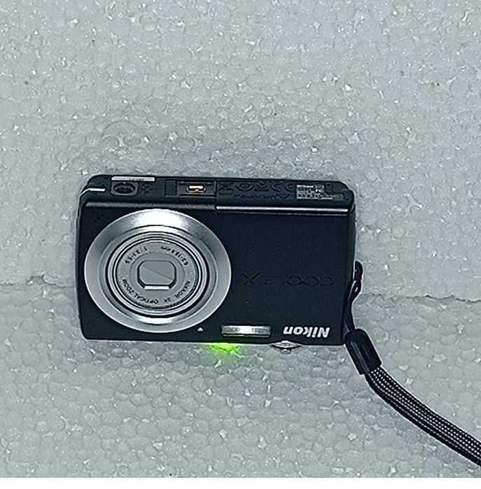 Nikon COOLPIX S203 10.0MP Digital Camera Black Não Funcional p/a peças