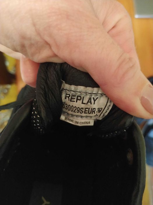 Продам женские кроссовки