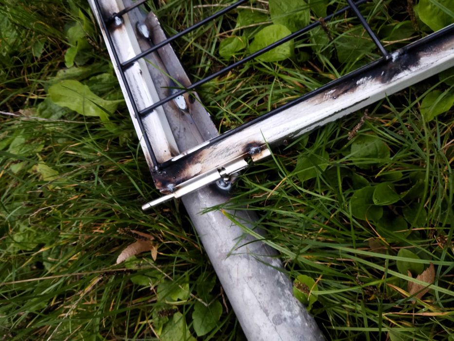 Bramka do ogrodzenia ze słupkami .