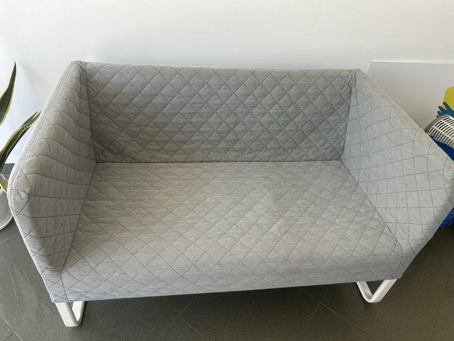 Mesas, cadeiras e sofa