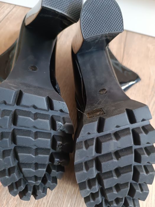 Czarne lakierowane botki na obcasie