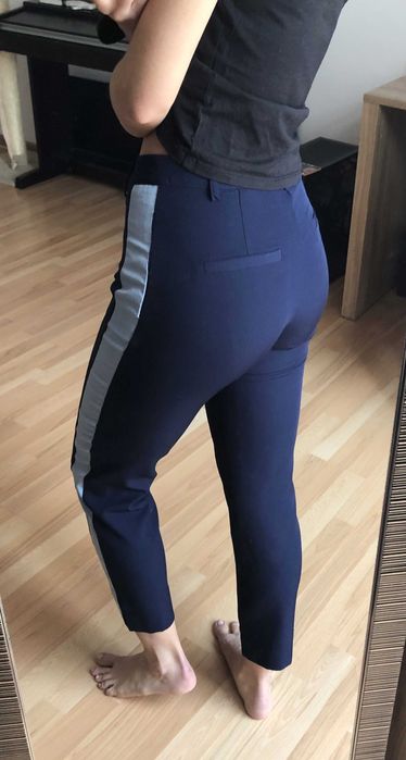 Granatowe spodnie materiałowe z lampasami, cygaretki, chino Reserved