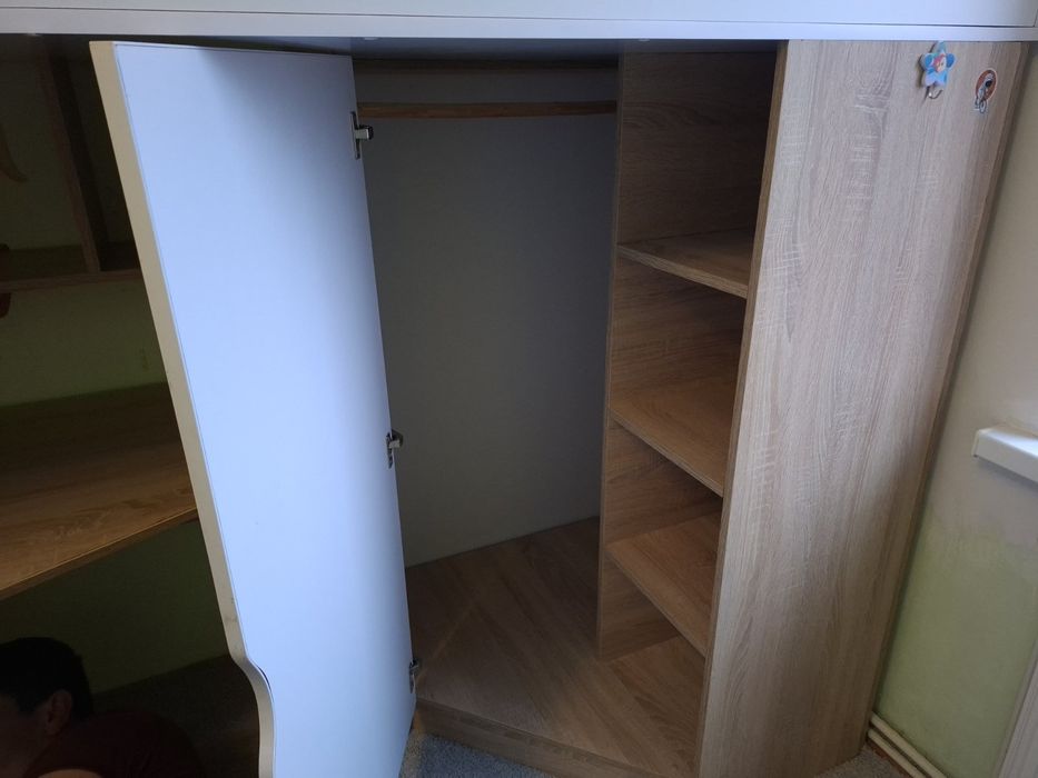 Двох ярусне ліжко, зі столом внизу.