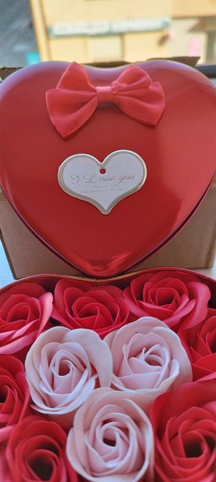 Набір з Мильних Троянд у Подарунковій коробці