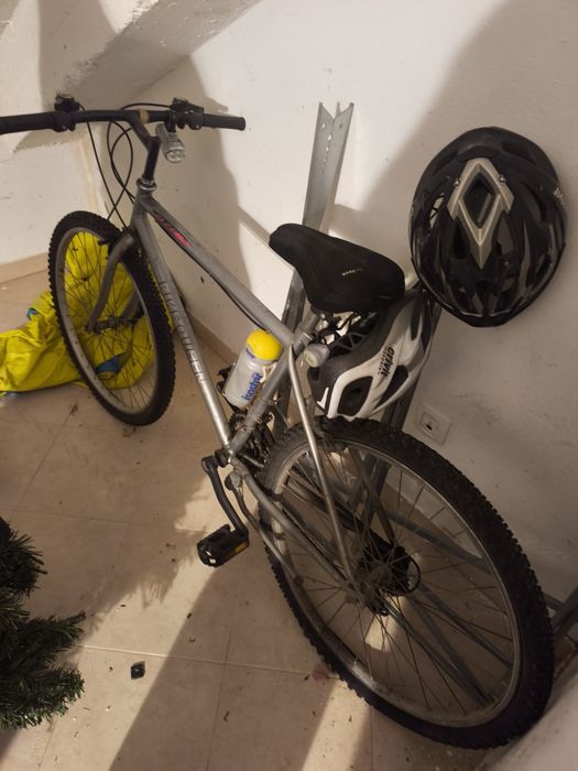 Bicicleta e capacete