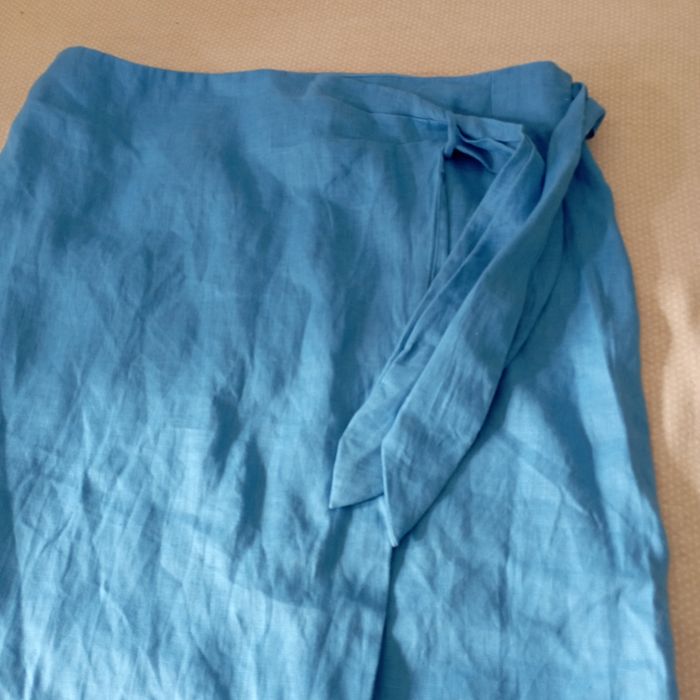 Saia comprida, aberta, em Linho, azul, Mango.