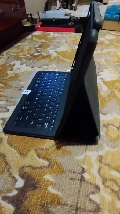 Блютуз клавиатура 4шт + 6шт чехлов, новые.