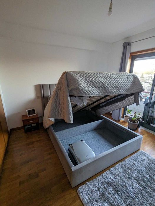 Cama de casal com arrumação