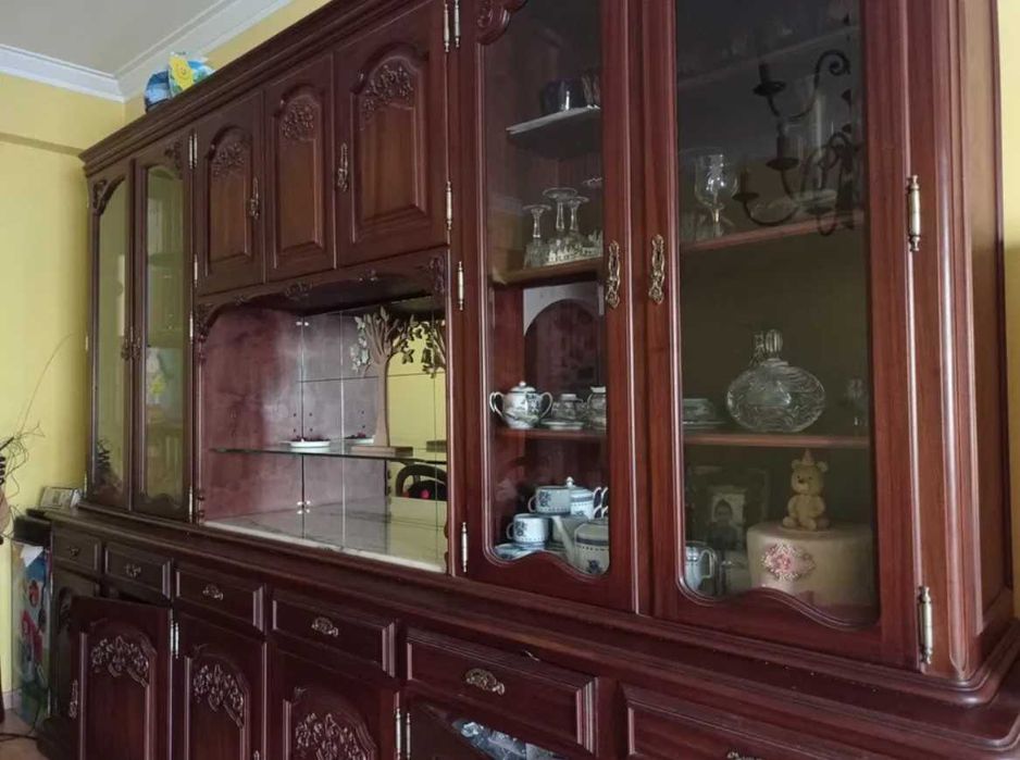 Móvel antigo de sala em madeira maciça