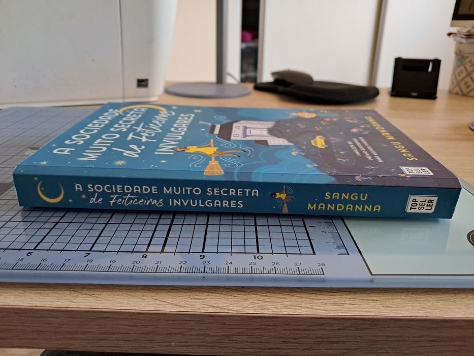Livro "A Sociedade Muito Secreta de Feiticeiras Invulgares"
