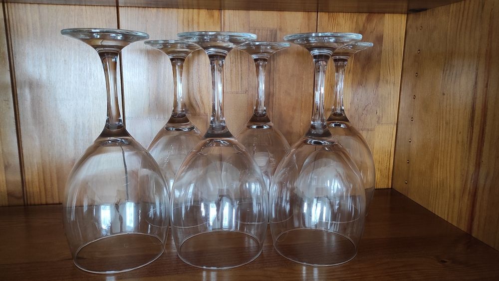 Copos de vinho altos e largos