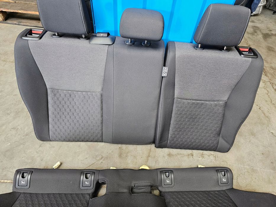 toyota yaris iv fotele kanapa środek