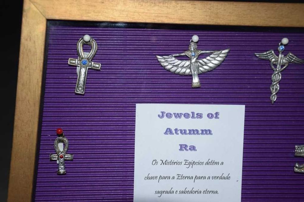 Quadro com 16 medalhas com símbolos Atum Ra (Antigo Egito)
