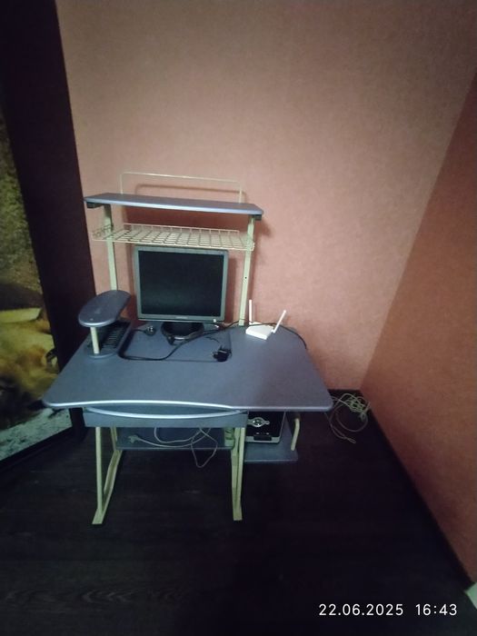 Продам компьютерный стол