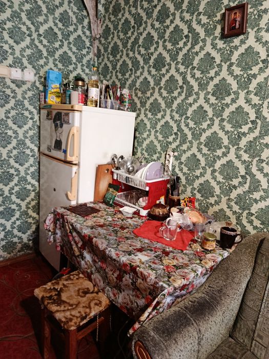 Велика кімната в гуртожитку, Антонова