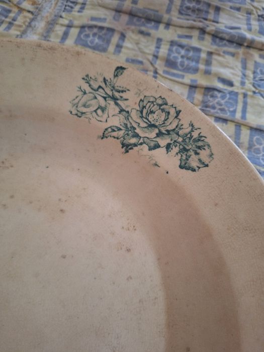 Pratos muito antigos cerca de 100 anos