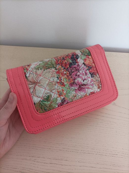 Рожева сумка кросбоді, з квітковим орнаментом