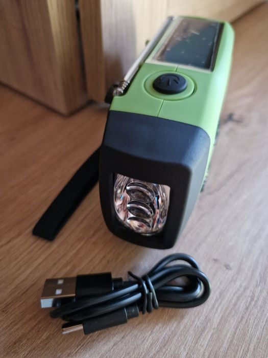 Rádio com carregamento solar e de mola. Com lanterna. Novo