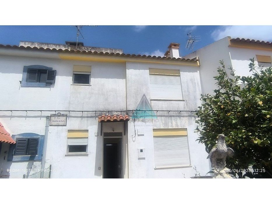 Moradia T3 com Garagem, Terraço e Logradouro em S. Simão, Azeitão