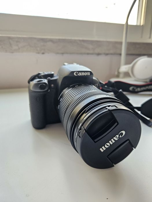 Máquina Fotográfica Reflex Canon EOS 700D + EF-S 18-135mm f/3.5-5.6 IS
