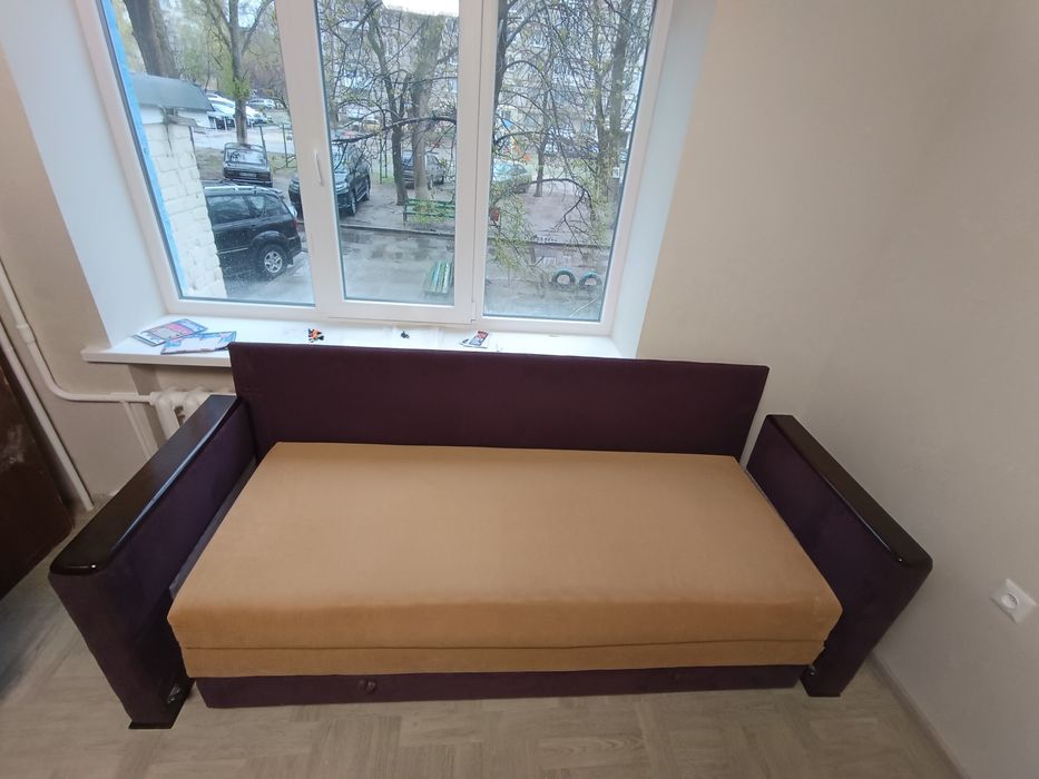 Диван з подушками