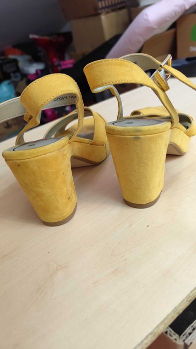 Sapatos de mulher, número 38.