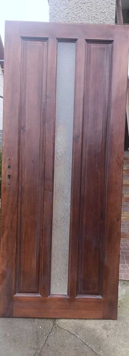 Дерев'яні двері в гарному стані.