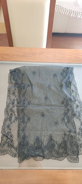 Mantilha preta retangular