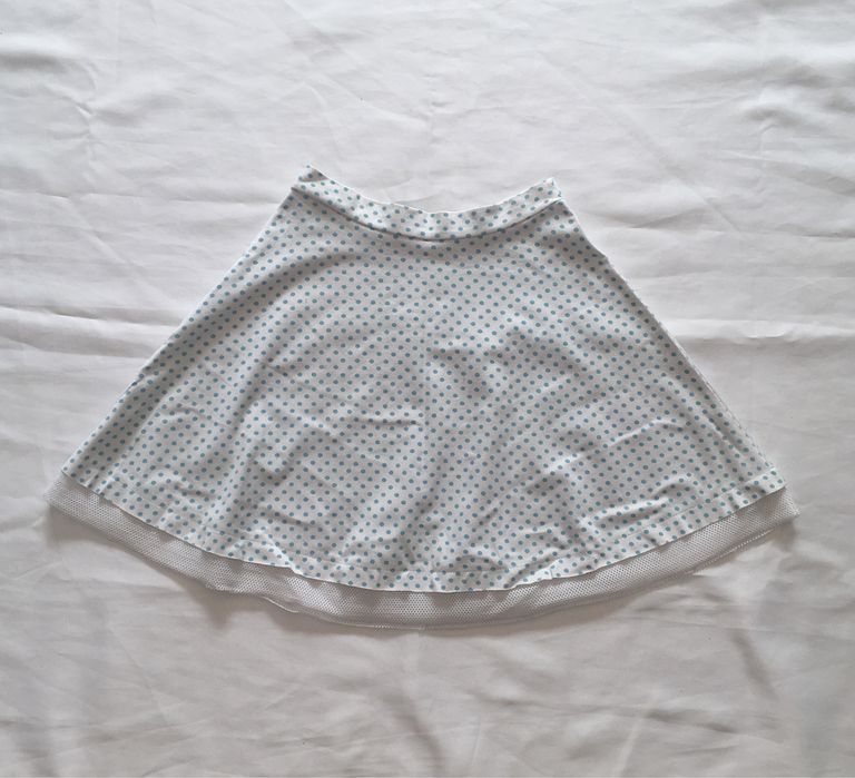 Saia branca ás bolinhas