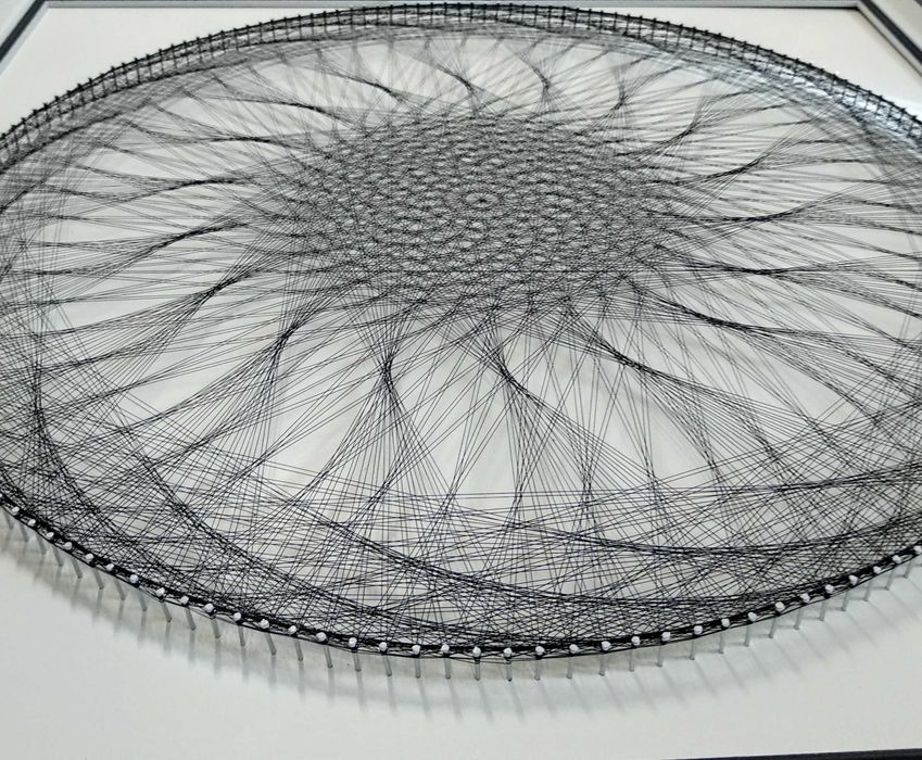Картина-мандала у техніці String Art.