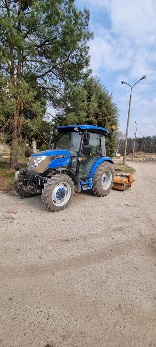 Zamiatarka ciągnik z zamiatarką