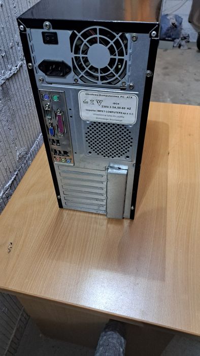 Komputer stacjonarny retro Windows xp
