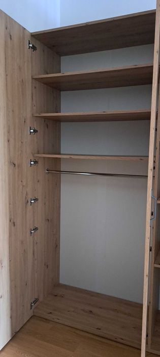 Szafa 3 drzwiowa w naturalnej okleinie dębowej.